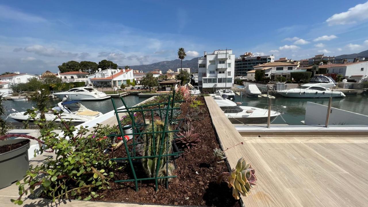 Villa Moderna Con Piscina Y Vistas Al Canal En Roses Extérieur photo